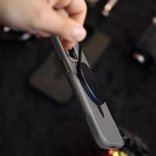 Capa de Telefone em Fibra de Carbono com Suporte Metálico de Titânio para iPhone 16 15 14 13 12 Pro Max, Capa Dura com Carregamento MagSafe